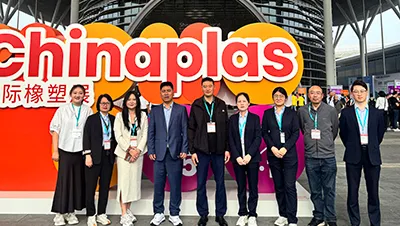Exposiciones en Asia y Europa